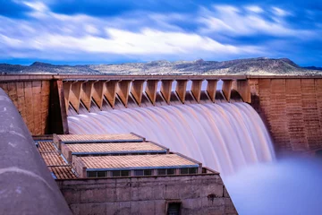 Foto op Canvas Een prachtig uitzicht op de dam in volle stroming na de regen © jacojvr