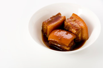 沖縄の郷土料理　ラフテー（豚肉の角煮）