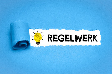 Regelwerk / blaues Papier mit Glühbirne