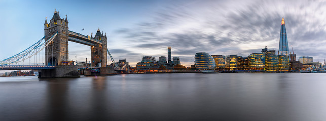 Die Skyline von London am Abend: von der Tower Bridge bis zur London Bridge 
