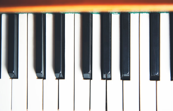 The keys of the dusty piano
