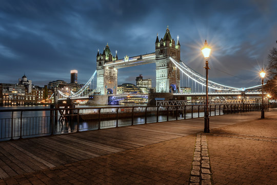 Londons beliebteste Touristen Attraktion: die beleuchtete Tower Bridge am Abend