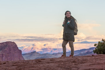 Fototapeta premium Wycieczkowicz w Parku Narodowym Capitol reef w stanie Utah, USA