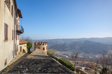 Fototapeta na wymiar Castello di Vigoleno, in Emilia Romagna provincia di Piacenza, con le mura e la cittadina