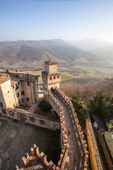 Castello di Vigoleno, in Emilia Romagna provincia di Piacenza,  con le mura e la cittadina