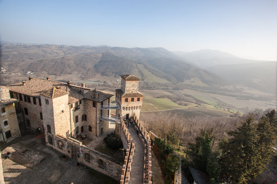 Castello di Vigoleno, in Emilia Romagna provincia di Piacenza,  con le mura e la cittadina