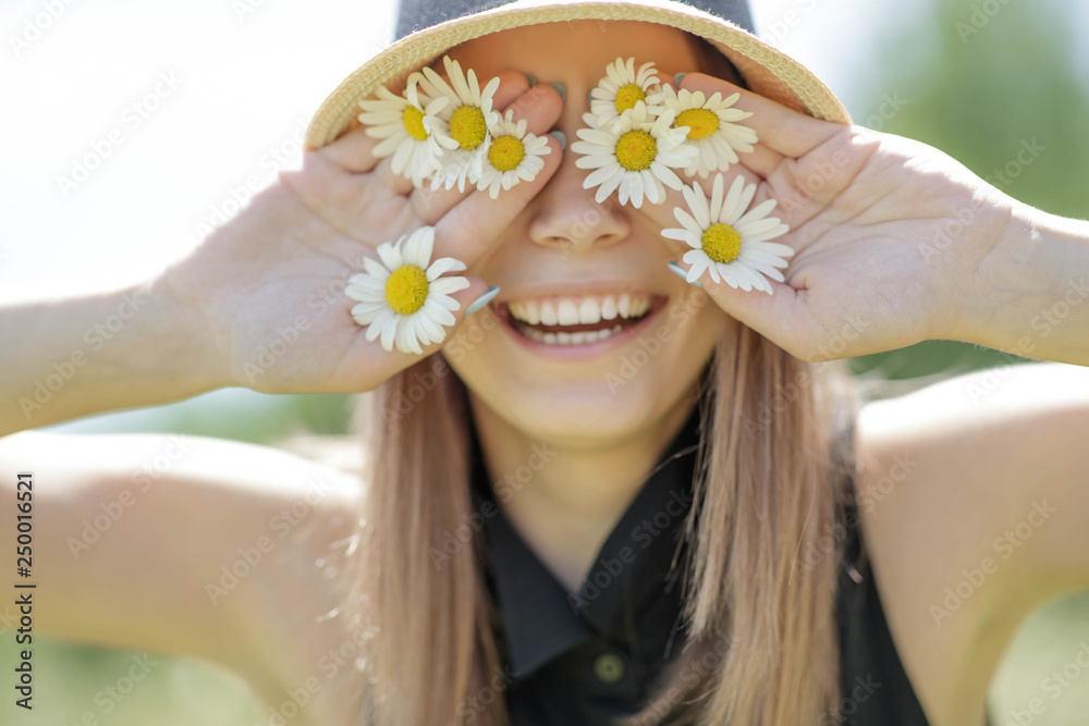 Wall mural Woman with daisies 