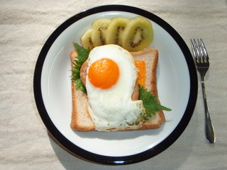 これは外連味のないオープンサンドだ