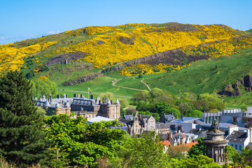 Holyrood Palace und Arthur´s Seat in Edinburgh im Frühling