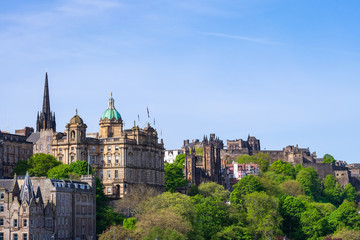 Fototapeta na wymiar Blick auf Edinburgh mit historischen Gebäuden und der Burg im Hintergrund