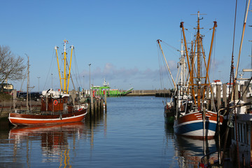 Alte Schiffkutter im Hafen von Neuharlingersiel ( Ostfriesland)