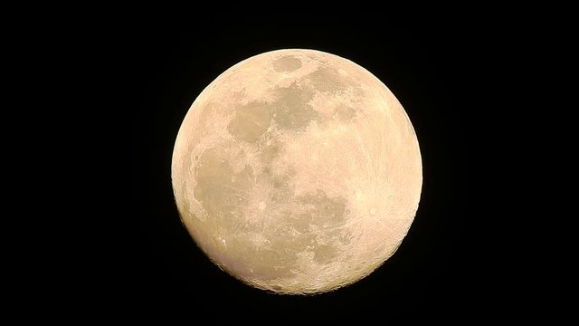 今年最大スーパームーン前日の月、月齢13.6、2月18日、下部が立体的に見えて、きらきら