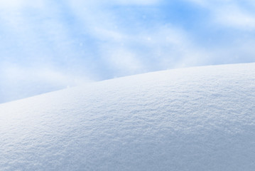 Fototapeta na wymiar The wavy surface of the snow - a beautiful winter frosty background