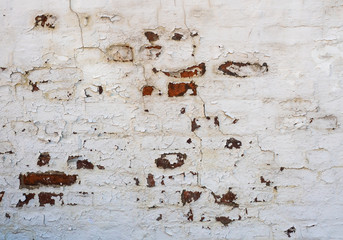 alte verwitterte Ziegelmauer mit weißer Farbe