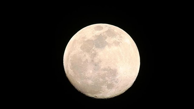 ラスト近く飛行機が月の前を。今年最大スーパームーン前日の月、月齢13.6、2月18日、きらきら