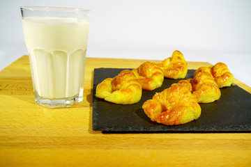 mini croissants y baso leche 