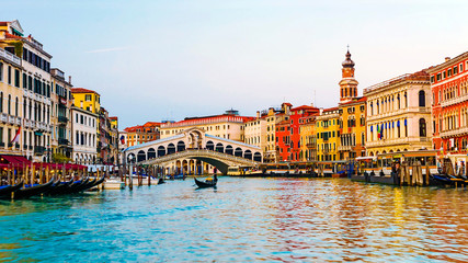 Fototapeta na wymiar Rialto bridge in Venice, Italy