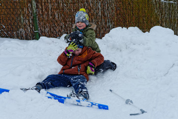 Fototapeta na wymiar chłopcy bawią się śniegiem