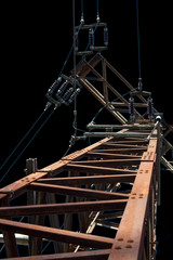 Strommast aus Eisen für Hochspannungsleitung, von unten