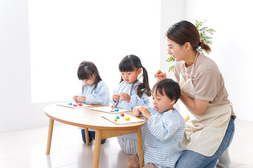 幼稚園で勉強をする子供