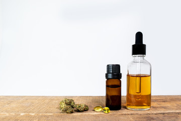 Medizinisches Cannabis Hanf als CBD Medikament und Hanföl in Glasflasche