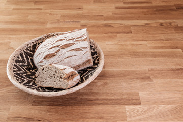 Aufgeschnittenes Brot in Brotkorb
