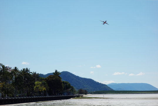 ケアンズ湾とケアンズ国際空港から飛び立った旅客機