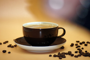 Kaffee mit Milch freigestellt auf neutralem Hintergrund