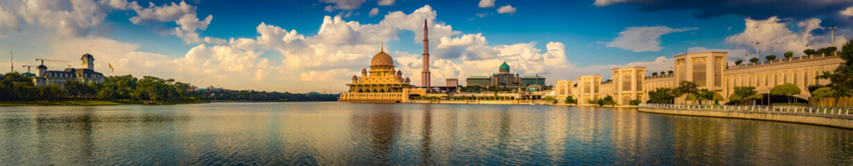  Putrajaya skyline. Amazing view of Putra mosque. Panorama - obrazy, fototapety, plakaty