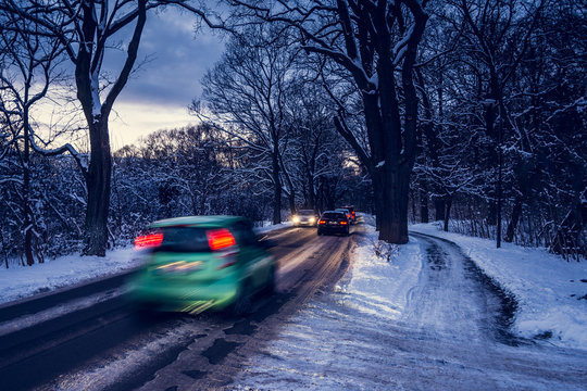 Winter - Verkehr auf Allee in Dämmerung