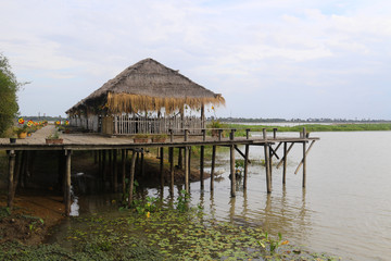 terrasse sur pilotis au bord du Mékong au Cambodge