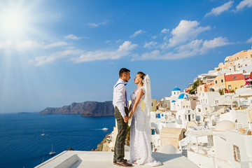 Fototapeta na wymiar Beautiful wedding couple e on Santorini