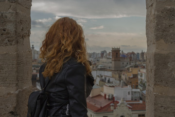 Fototapeta premium Mujer mirando la ciudad de Valencia