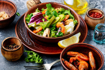 Salad with prawns and mussels