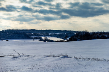 Fototapeta na wymiar Paysage de neige près d'une forêt en Moselle