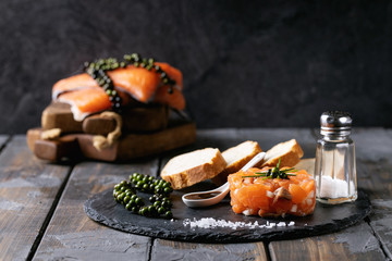 Salmon tartare served with bread