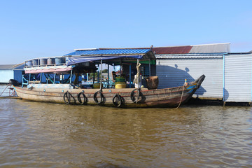 Fototapeta na wymiar village de pêcheurs sur le Mékong au Cambodge