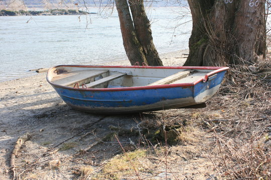 Ruderboot am Rhein