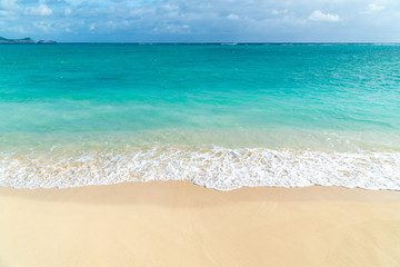 Einsamer Strand und türkises Meer auf Hawaii
