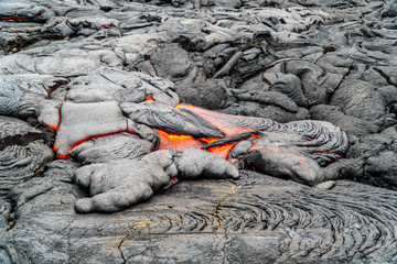 Glühender flüssiger Lavastrom vom Kilauea Vulkan auf Big Island Hawaii