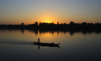 lever de soleil sur le M&eacute;kong au Cambodge