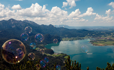 Seifenblasen vor Bergpanorama