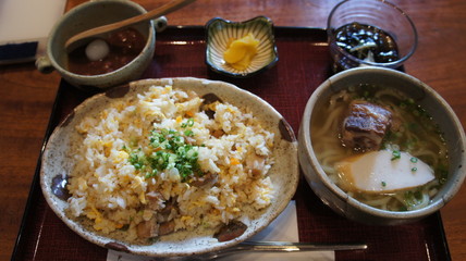 日本沖縄のランチ