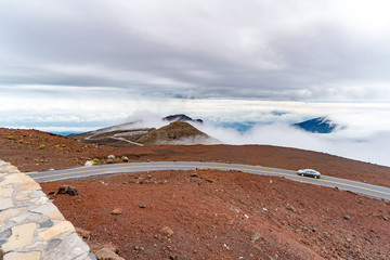 Fototapeta na wymiar Ausblick Berg in Wolken und mystischen Nebel gehüllt