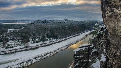 Fluss Elbe im Winter von der Bastei Brücke im Nationalpark der sächsische schweiz,...
