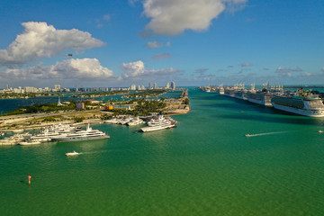 Fototapeta na wymiar Miami Super Yacht Marina with Downtown and South Beach Skyline in the Background