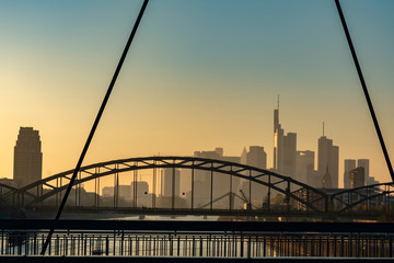Skyline von Frankfurt am Main bei sonnenuntergang  hinter Brücken