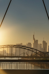 Skyline von Frankfurt am Main bei sonnenuntergang  hinter Brücken