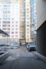 Obraz premium sunset in the city yard in winter
