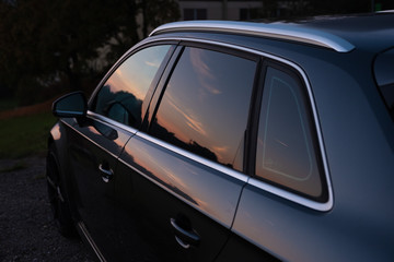 Obraz premium Sonnenuntergan Auto